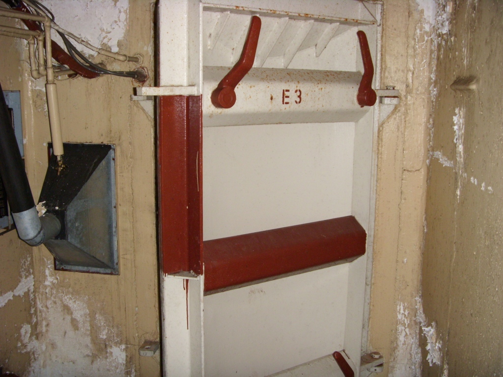 Tür zur Vorschleuse rechts