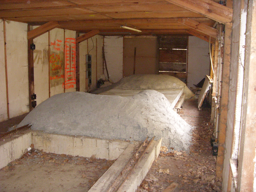 Zugang rechts, mittlerweile zubetoniert