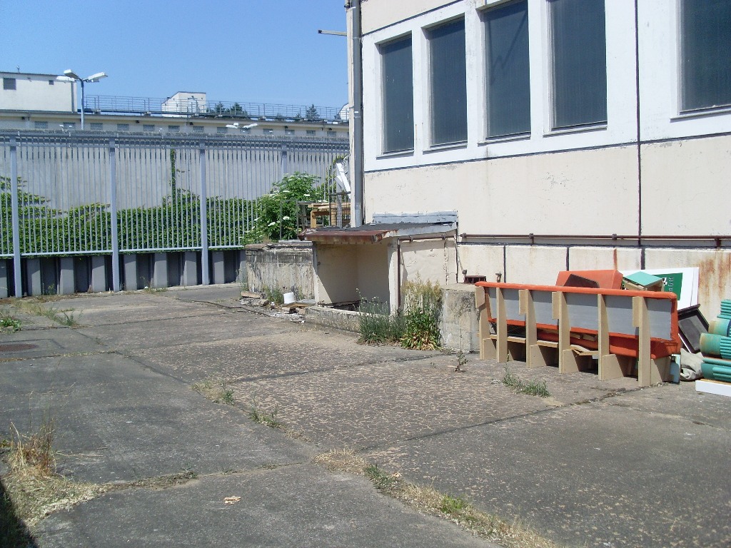 Tarnbauwerk und kleiner KDWD