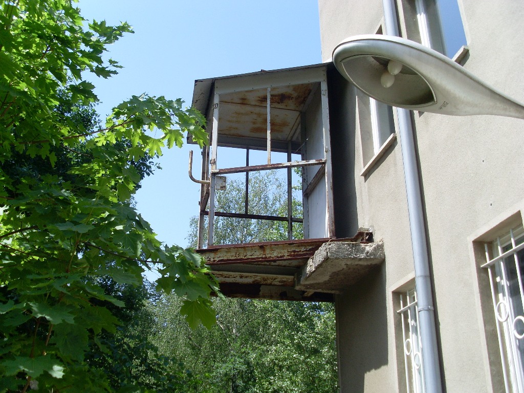 Posten an einem Gebäude