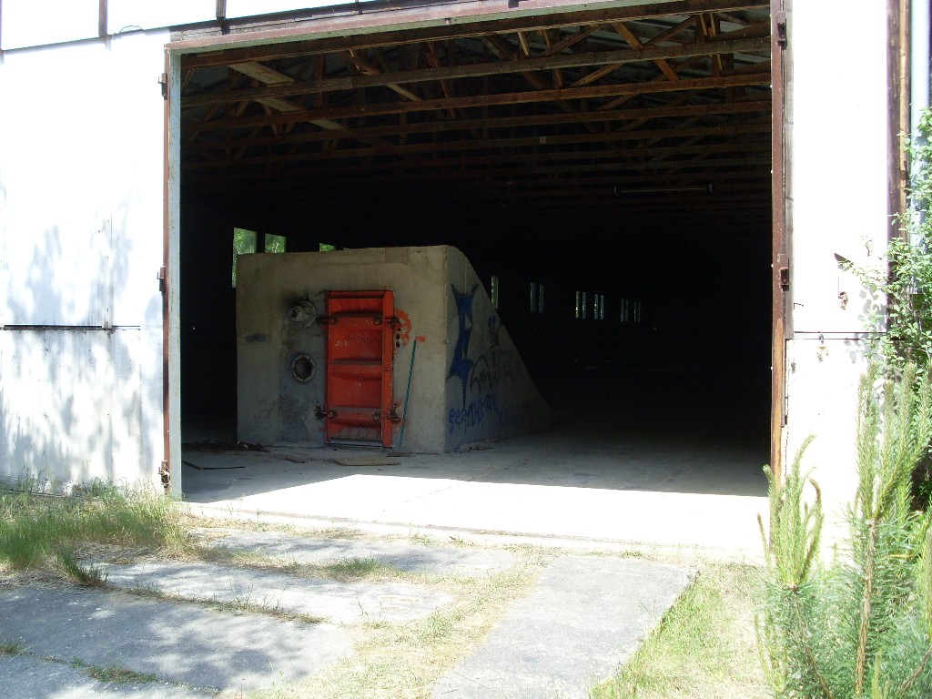 Tarnbaracke mit Zugang