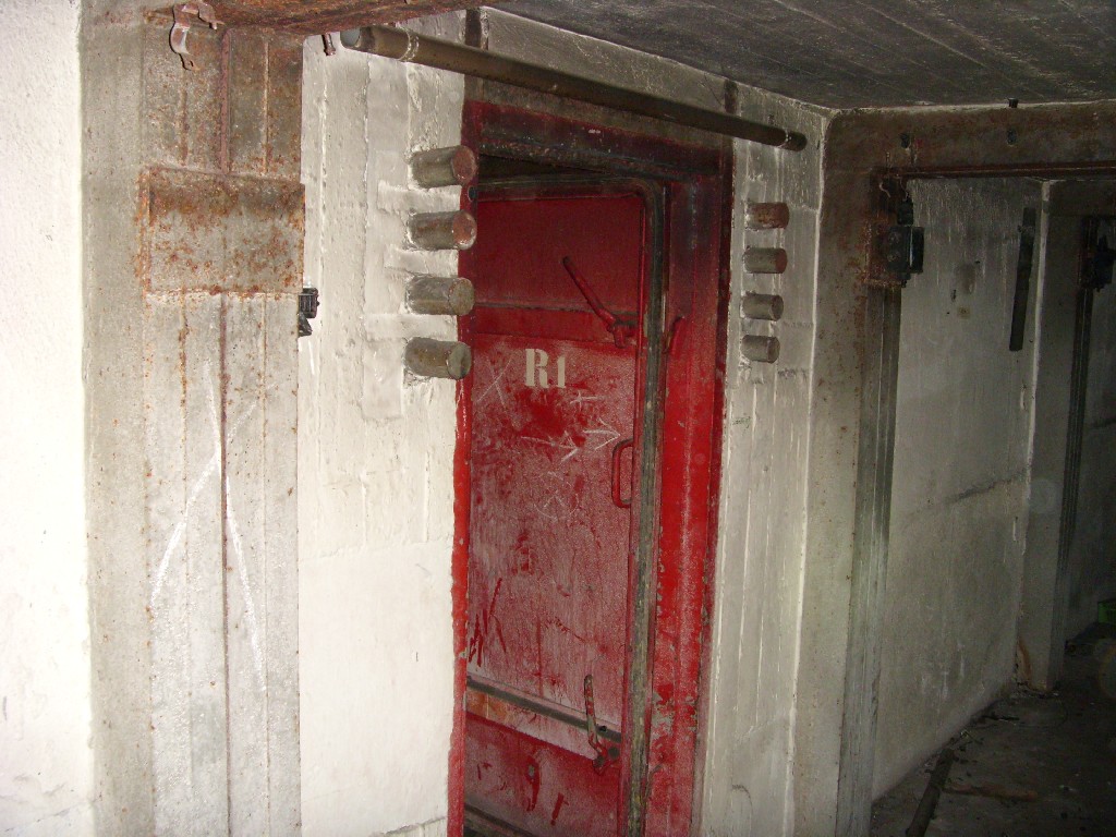 Einzige Verbindungstür zwischen den Hauptgängen