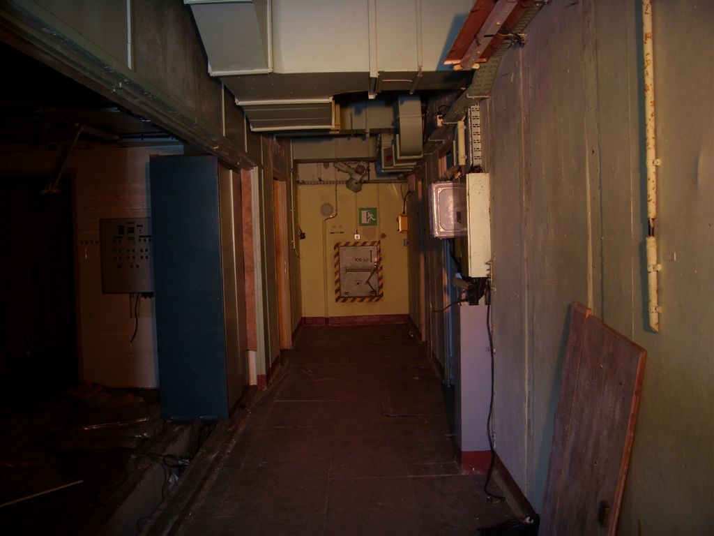 Flur vor FM Dispatcher , geradezu Notausstieg/Lageranbau