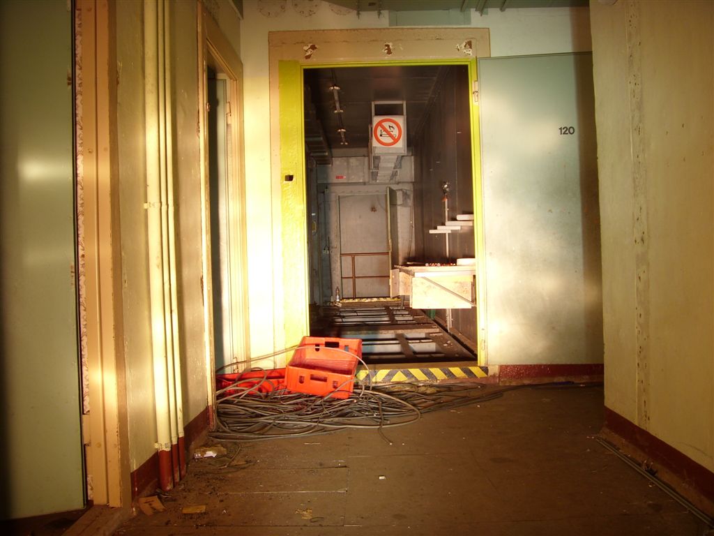 Hauptflur , Blick in Fernmelderaum