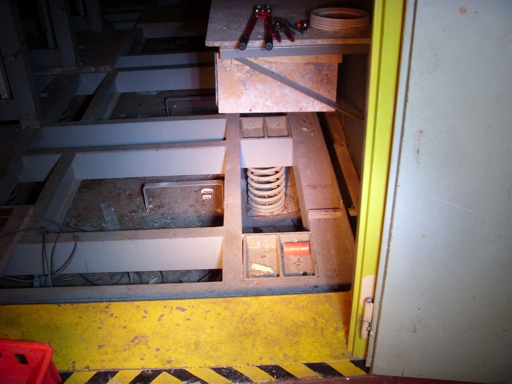 gefederter Boden im Fernmeldesaal