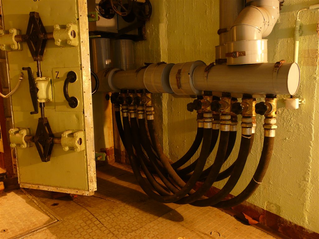 Verbindungsgang Neubau/Altbau, flexible Medienübergänge