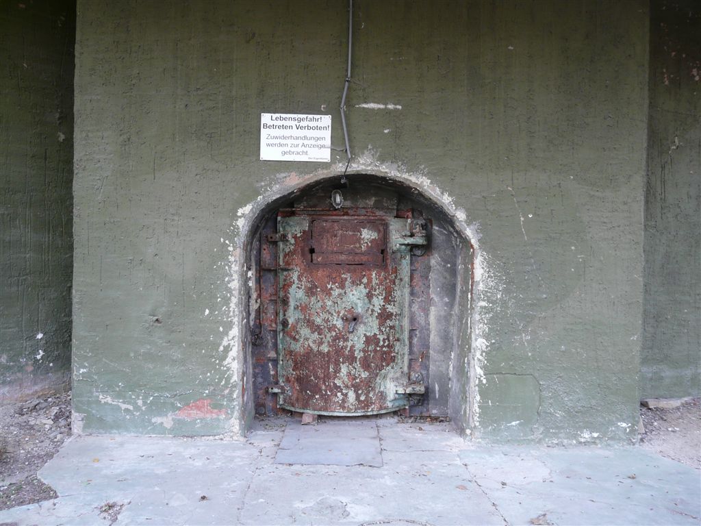 Lasteneingang Altbau